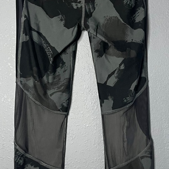 Under Armour Athletic‎ Capri Leggings Women’s Medium Compression Heat Gear Mesh - Picture 6 of 8